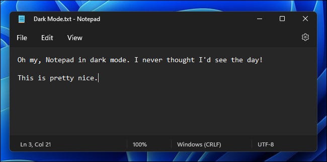 Новый блокнот Windows 11 с темным режимом.
