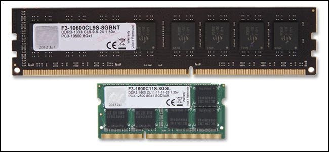 Стандартный модуль DIMM для настольных ПК, расположенный над модулем SODIMM, который используется в ноутбуках. 