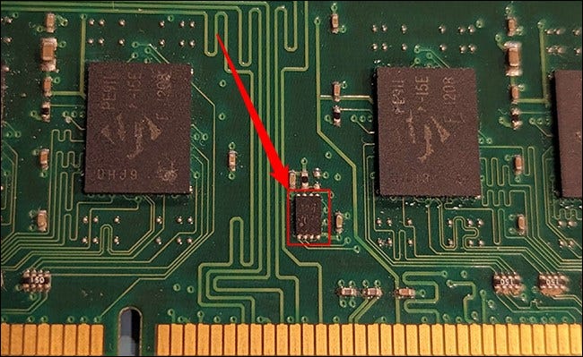 SPD EEPROM на планке памяти DDR3.
