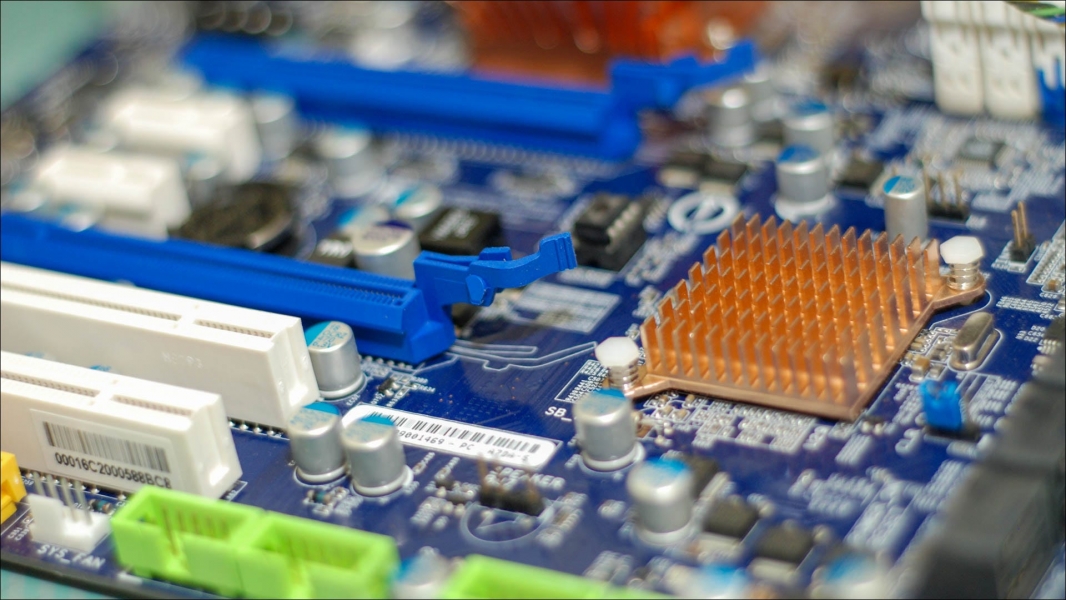 Слоты PCIe, слоты PCI и другие электрические компоненты на материнской плате.