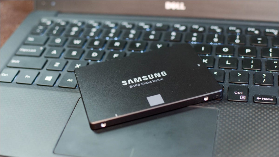 Samsung EVO SSD, установленный на клавиатуре ноутбука