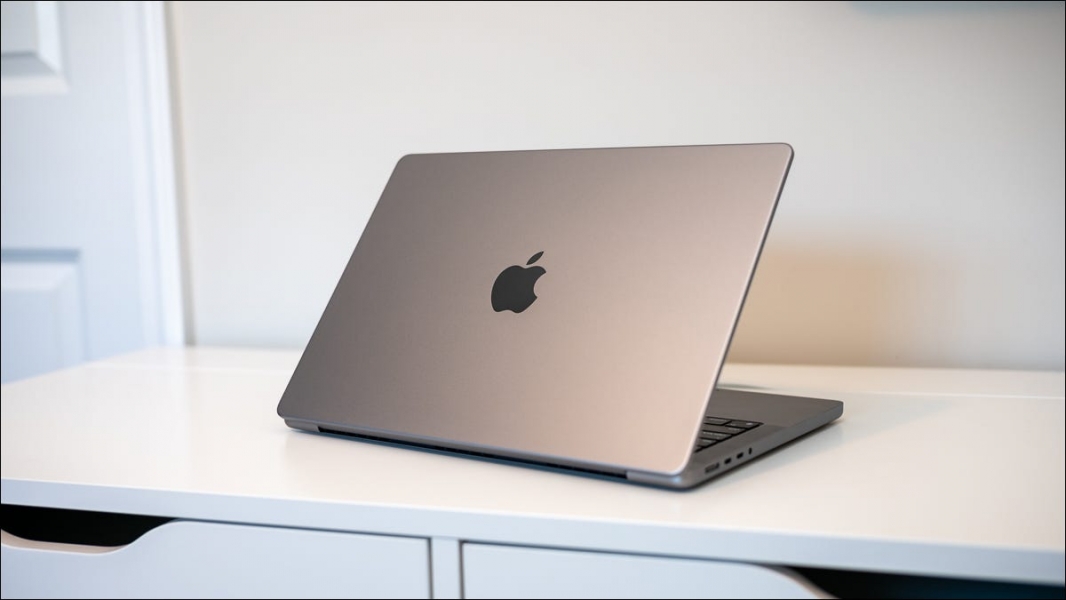 MacBook Pro 14 дюймов 2021 г. на столе
