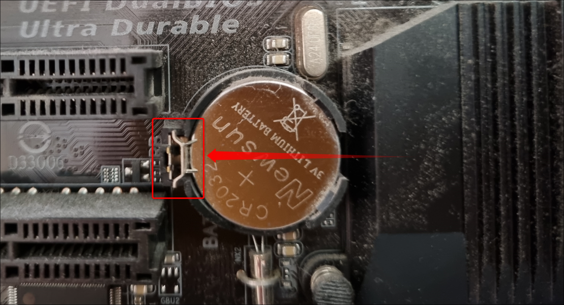Чтобы заменить батарейку CMOS, нужно нажать на защелку ногтями или плоской отверткой и вынуть батарейку