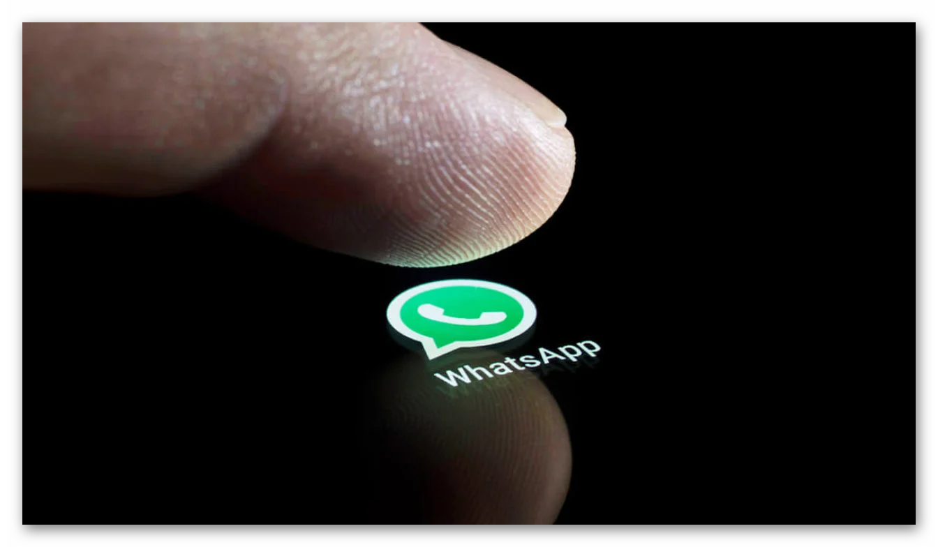 Картинка Палец над иконкой WhatsApp
